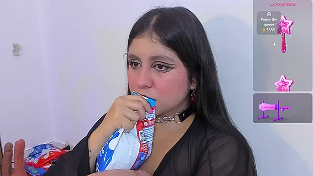 Snapshot of lola_clit chatting on 10/21/25, 12:37 lola clit online show from 10/21/25, 12:37