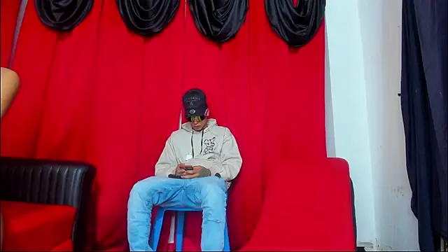 Snapshot of Extreme_Team8 chatting on 11/13/25, 11:52 Extreme Team8 online show from 11/13/25, 11:52