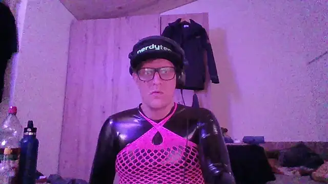 Snapshot of Bigthroaterboy chatting on 10/18/25, 03:41 Bigthroaterboy online show from 10/18/25, 03:41