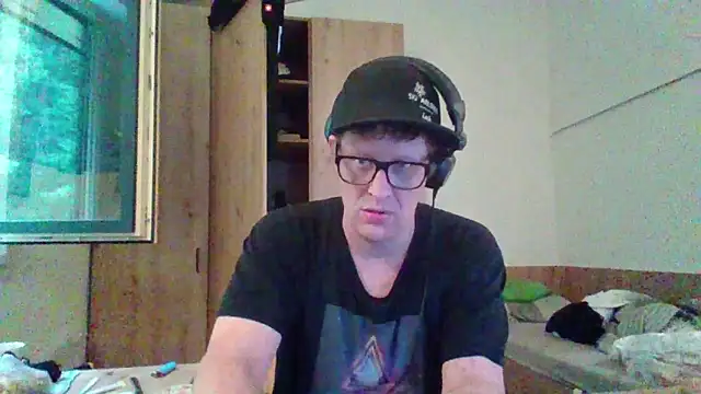 Snapshot of Bigthroaterboy chatting on 09/08/25, 04:17 Bigthroaterboy online show from 09/08/25, 04:17