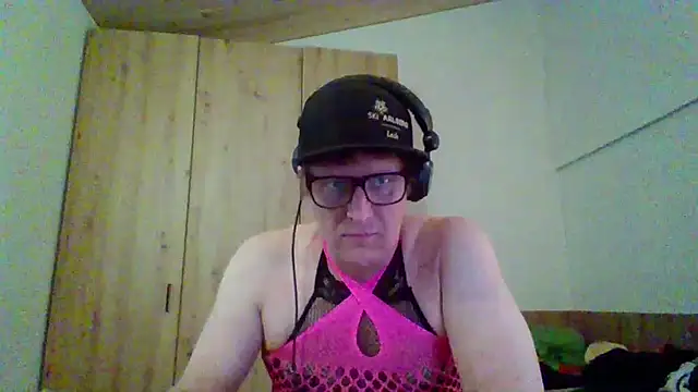 Snapshot of Bigthroaterboy chatting on 09/13/25, 04:07 Bigthroaterboy online show from 09/13/25, 04:07