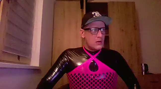 Snapshot of Bigthroaterboy chatting on 02/19/25, 09:03 Bigthroaterboy online show from 02/19/25, 09:03