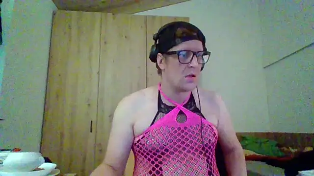 Snapshot of Bigthroaterboy chatting on 09/16/25, 04:30 Bigthroaterboy online show from 09/16/25, 04:30