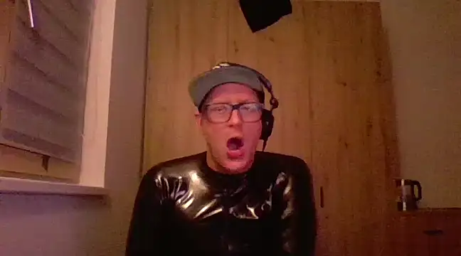 Snapshot of Bigthroaterboy chatting on 02/16/25, 12:52 Bigthroaterboy online show from 02/16/25, 12:52