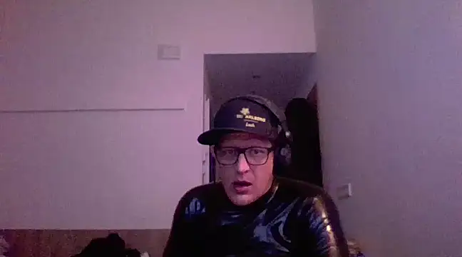 Snapshot of Bigthroaterboy chatting on 03/08/25, 06:54 Bigthroaterboy online show from 03/08/25, 06:54