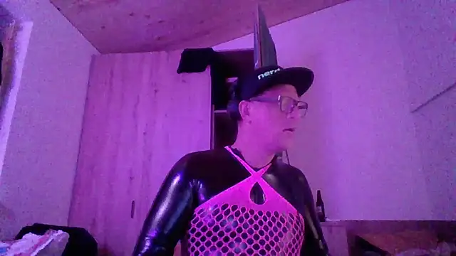 Snapshot of Bigthroaterboy chatting on 10/04/25, 08:21 Bigthroaterboy online show from 10/04/25, 08:21