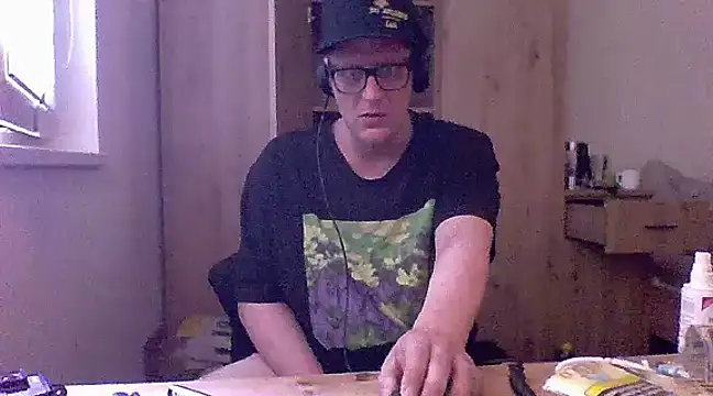 Snapshot of Bigthroaterboy chatting on 03/01/25, 12:12 Bigthroaterboy online show from 03/01/25, 12:12
