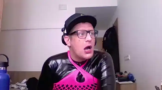Snapshot of Bigthroaterboy chatting on 03/16/25, 01:17 Bigthroaterboy online show from 03/16/25, 01:17