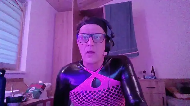 Snapshot of Bigthroaterboy chatting on 10/03/25, 06:04 Bigthroaterboy online show from 10/03/25, 06:04
