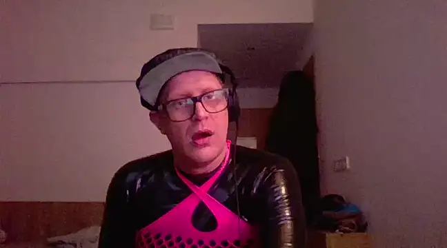 Snapshot of Bigthroaterboy chatting on 03/11/25, 06:19 Bigthroaterboy online show from 03/11/25, 06:19