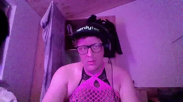 Snapshot of Bigthroaterboy chatting on 10/21/25, 11:37 Bigthroaterboy online show from 10/21/25, 11:37