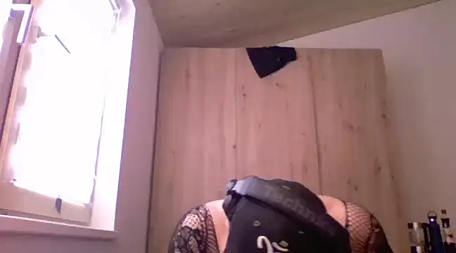 Snapshot of Bigthroaterboy chatting on 02/14/25, 02:44 Bigthroaterboy online show from 02/14/25, 02:44