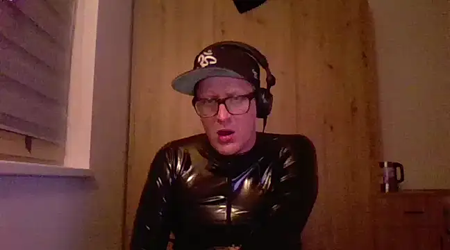 Snapshot of Bigthroaterboy chatting on 02/15/25, 09:49 Bigthroaterboy online show from 02/15/25, 09:49