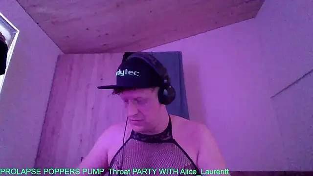 Snapshot of Bigthroaterboy chatting on 10/05/25, 10:06 Bigthroaterboy online show from 10/05/25, 10:06