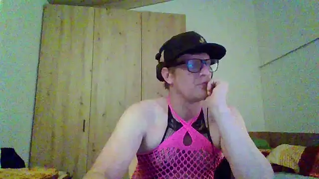 Snapshot of Bigthroaterboy chatting on 09/14/25, 09:59 Bigthroaterboy online show from 09/14/25, 09:59