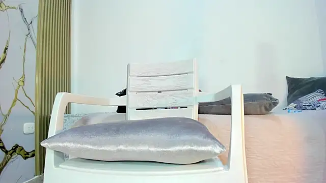 YUSELFI ROSS  online show from 10/22/25, 12:15