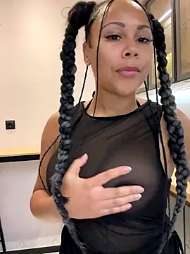 Snapshot of HaileyDiana chatting on 11/26/25, 01:44 HaileyDiana online show from 11/26/25, 01:44