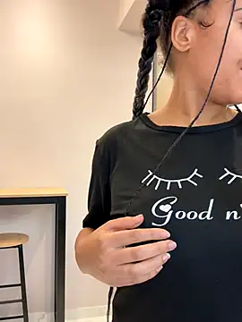 Snapshot of HaileyDiana chatting on 11/22/25, 01:21 HaileyDiana online show from 11/22/25, 01:21