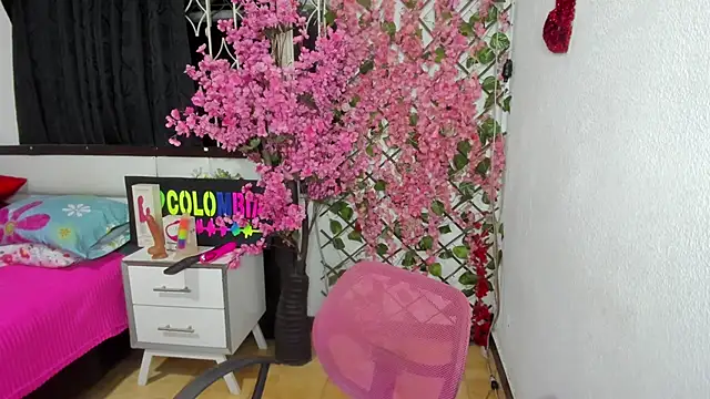 Snapshot of karenmilf_4 chatting on 09/14/25, 04:24 karenmilf 4 online show from 09/14/25, 04:24