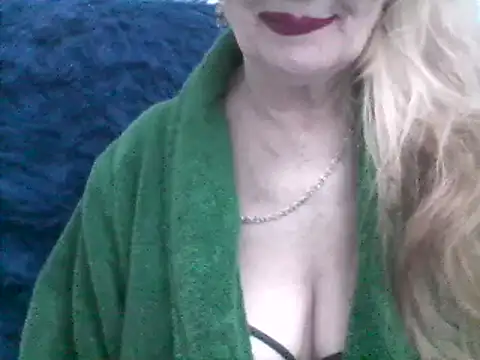 Snapshot of CarlyTreat chatting on 02/22/25, 06:19 CarlyTreat online show from 02/22/25, 06:19