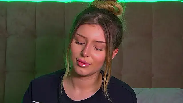 Snapshot of LiliaBianka chatting on 03/11/25, 03:34 LiliaBianka online show from 03/11/25, 03:34