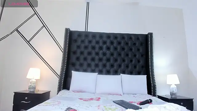 Snapshot of _evelin_diaz chatting on 11/11/25, 12:22 evelin diaz online show from 11/11/25, 12:22