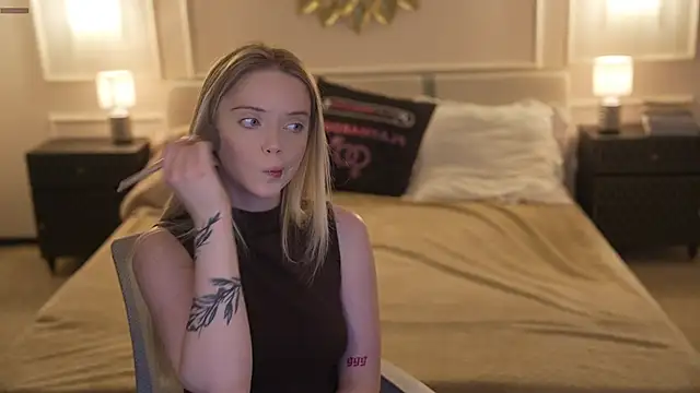 Snapshot of Cassy-Celestial_ chatting on 11/09/25, 09:02 Cassy-Celestial online show from 11/09/25, 09:02