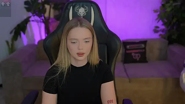 Snapshot of Cassy-Celestial_ chatting on 11/16/25, 09:03 Cassy-Celestial online show from 11/16/25, 09:03