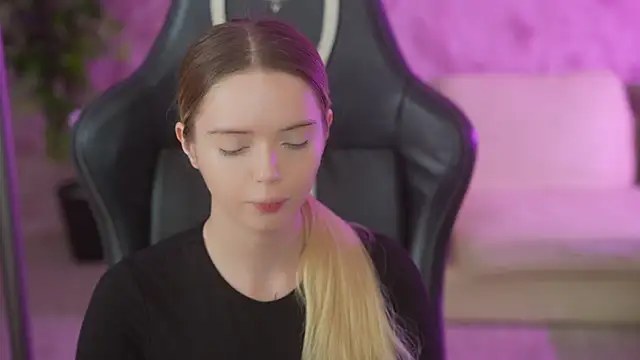 Snapshot of Cassy-Celestial_ chatting on 10/24/25, 04:11 Cassy-Celestial online show from 10/24/25, 04:11