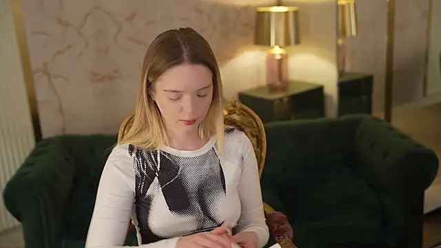 Snapshot of Cassy-Celestial_ chatting on 10/21/25, 04:34 Cassy-Celestial online show from 10/21/25, 04:34