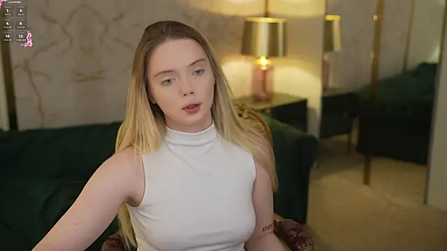 Snapshot of Cassy-Celestial_ chatting on 10/25/25, 07:40 Cassy-Celestial online show from 10/25/25, 07:40