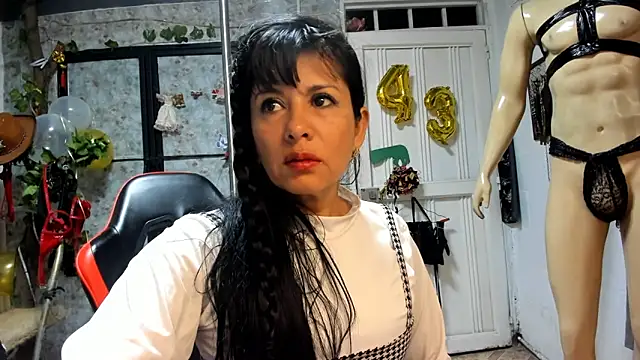 Snapshot of Erlinda-engel chatting on 03/15/25, 11:51 Erlinda-engel online show from 03/15/25, 11:51