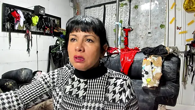 Snapshot of Erlinda-engel chatting on 09/22/25, 12:11 Erlinda-engel online show from 09/22/25, 12:11