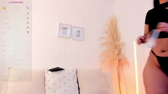 Snapshot of iara_martinez chatting on 12/20/25, 12:19 iara martinez online show from 12/20/25, 12:19