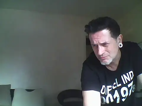 Snapshot of oopsxx chatting on 02/19/25, 02:33 oopsxx online show from 02/19/25, 02:33