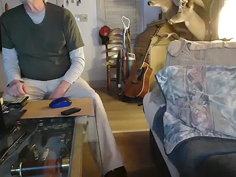 Snapshot of Bramro409 chatting on 10/31/25, 12:18 Bramro409 online show from 10/31/25, 12:18