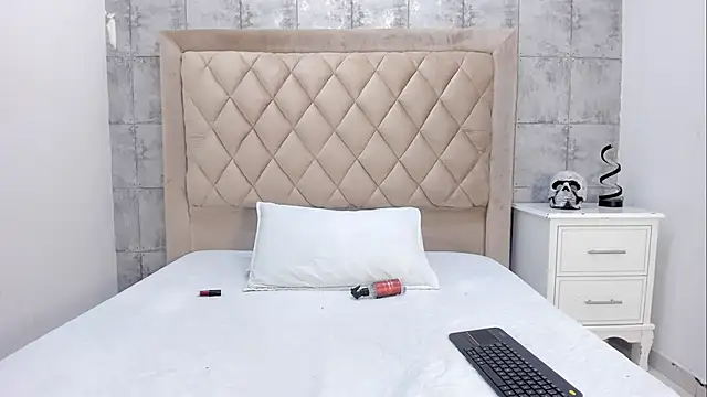 LaurenSnow online show from 11/23/25, 03:33