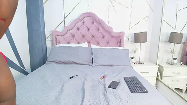 Snapshot of LaurenSnow chatting on 02/14/25, 06:51 LaurenSnow online show from 02/14/25, 06:51