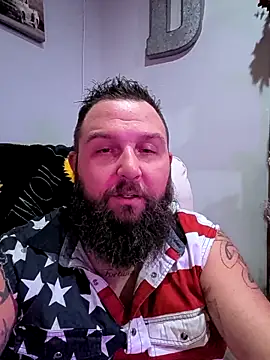 Snapshot of beardedbeasty86 chatting on 10/15/25, 03:38 beardedbeasty86 online show from 10/15/25, 03:38