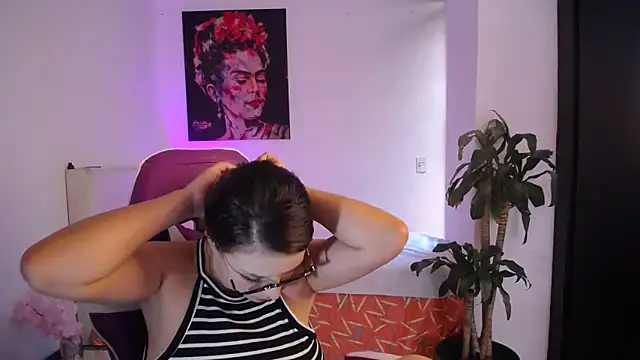 esmeraldaa230 online show from 02/12/26, 07:13