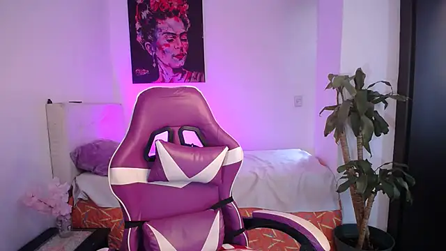 esmeraldaa230 online show from 02/05/26, 07:32