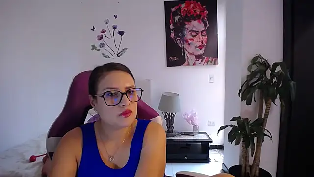 esmeraldaa230 online show from 03/05/26, 07:43