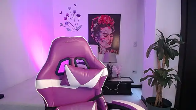 esmeraldaa230 online show from 04/10/26, 07:10