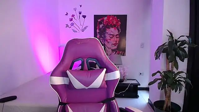 esmeraldaa230 online show from 04/13/26, 06:34