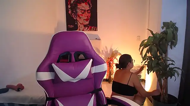 esmeraldaa230 online show from 10/28/25, 08:19