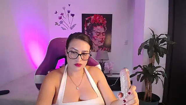 esmeraldaa230 online show from 04/09/26, 07:42