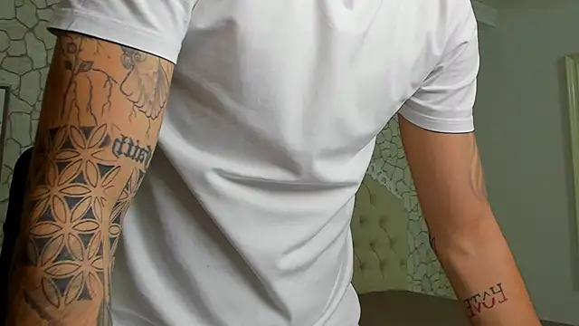 Snapshot of BrandonTate chatting on 10/25/25, 10:58 BrandonTate online show from 10/25/25, 10:58