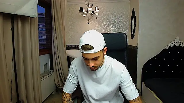 Snapshot of BrandonTate chatting on 10/23/25, 04:33 BrandonTate online show from 10/23/25, 04:33