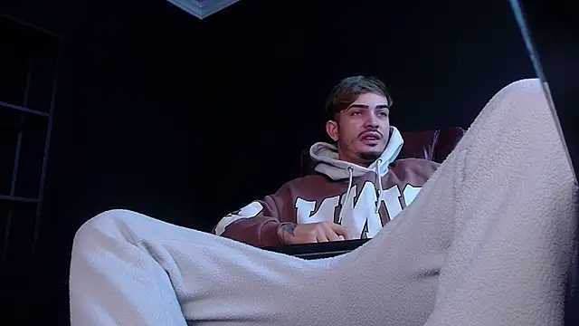 Snapshot of BrandonTate chatting on 12/01/25, 09:21 BrandonTate online show from 12/01/25, 09:21