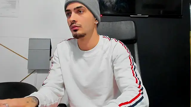 Snapshot of BrandonTate chatting on 12/17/25, 05:07 BrandonTate online show from 12/17/25, 05:07